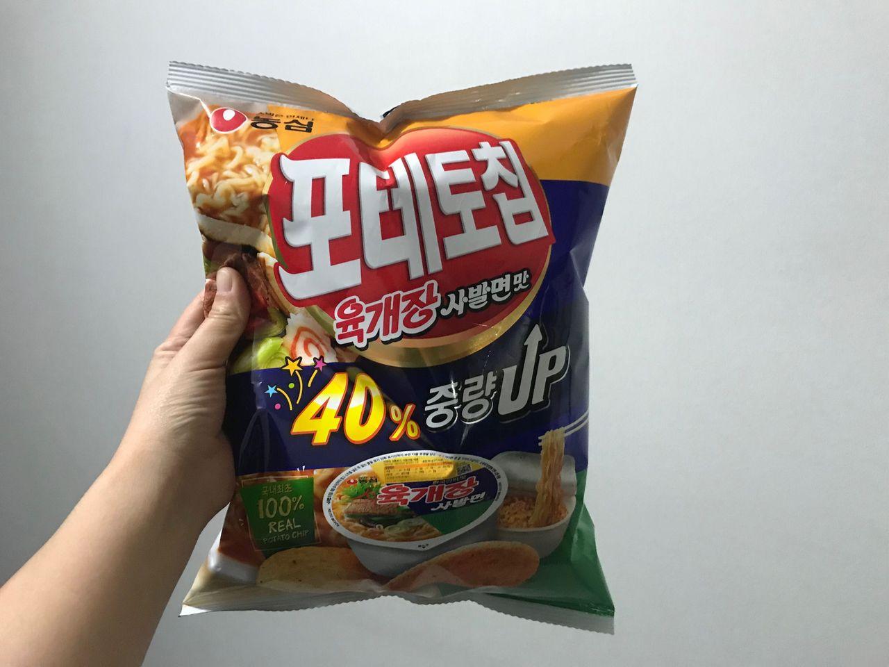 大包裝辣牛肉湯泡麵風味洋芋片，韓國現代做法，薯片袋設計上還原度高，口味獨特值得一試。